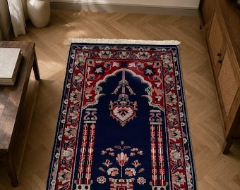 Handgefertigter Gebetsteppich aus Wolle | 2,5 x 4 ft Sajjadah-Deep Navy und Rot Mihrab Design | Traditionelle Janamaz Islamische Matte.