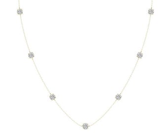 Könnte beinhalten: Eine zarte goldene Halskette mit mehreren runden, klaren Edelsteinen, die gleichmäßig entlang der Kette angeordnet sind. Die Edelsteine sind in einem schlichten, klassischen Stil gefasst, was ein minimalistisches und elegantes Design ergibt. Die Kette ist vor weißem Hintergrund abgebildet.