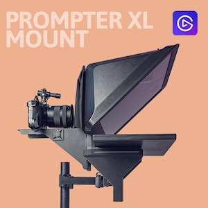 Può includere: Un sistema di teleprompter nero Prompter XL Mount con una fotocamera dotata di obiettivo fissata a una staffa, un grande schermo in vetro angolato e un supporto. Il testo PROMPTER XL MOUNT è visibile nell'angolo in alto a sinistra.