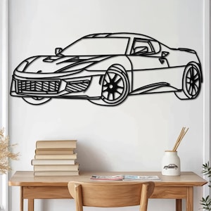 Könnte beinhalten: Schwarze Metall-Wandkunst eines Sportwagens. Das Seitenprofil zeigt das schlanke Design des Autos mit detaillierten Rädern und Karosseriekonturen. Das Kunstwerk ist an einer weißen Wand angebracht und erzeugt einen auffälligen Kontrast.