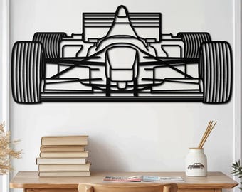 Puede incluir: Arte de pared de metal negro que representa un coche de carreras. El coche está de frente y tiene un diseño detallado.