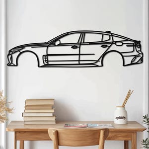 Modern metallväggkonst med sportig fastback, silhuett av prestandasedan, elegant bildekor, fars dag-present till bilentusiaster