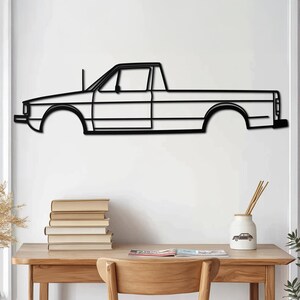 以下が含まれることがあります： 黒い金属製の壁掛けアートで、クラシックなピックアップトラックのシルエットを描いています。 ミニマリストなデザインで、キャブ、ベッド、アンテナなどのトラックの輪郭を示しています。 車好きに最適です。 長さは約100cmです。