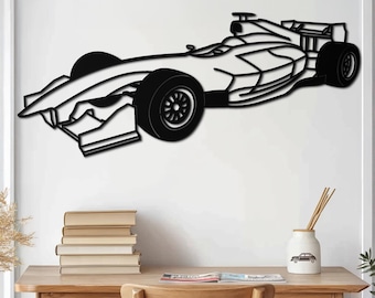 Puede incluir: Arte de pared de metal negro que representa un coche de carreras. El coche está en vista de perfil con las ruedas delanteras visibles. El coche está sobre un fondo blanco.