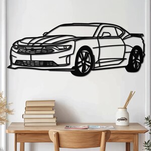 Könnte beinhalten: Schwarz-weiße Linienkunst-Silhouette eines Sportwagens. Das Auto ist zum Betrachter gerichtet und hat ein elegantes, modernes Design.