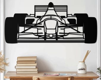 Puede incluir: Arte de pared de metal negro que representa un coche de carreras, un diseño popular para la decoración del hogar de un entusiasta de los coches deportivos.