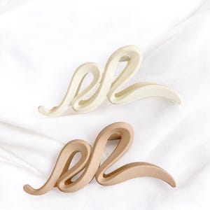 Matte Acrylic Hair Claw – Wavy Minimalist Hair Clip for Women