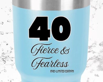 Elegante taza para el 40 cumpleaños / 40 Feroz + Valiente / Edición limitada 1985 – Tamaños de 40 oz, 30 oz y 20 oz – Un regalo elegante para celebrar un hito importante – Un recuerdo imperecedero