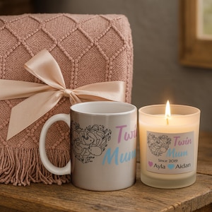 Caja de regalo personalizada para mamás de gemelos Taza personalizada Vela Manta acogedora Diseño de corazones para bebés Regalo para mamás primerizas Set de mimos posparto Nombres/Fechas
