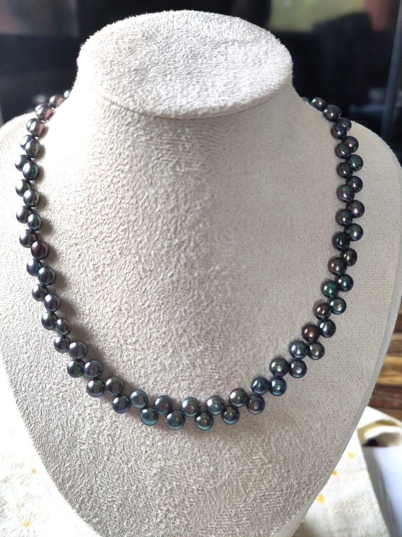 Collier de perles noires japonaises authentiques, aux reflets irisés rappelant les plumes de paon