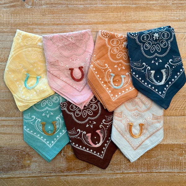 Bandana de algodón bordada a mano con punto de cadena / Herradura / Nombre o iniciales personalizados / Rodeo