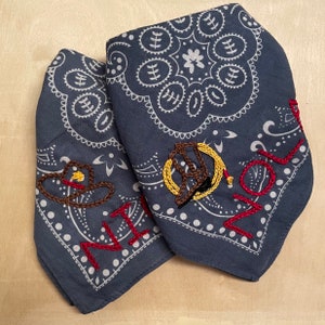 手刺繍のバンダナ | 名前入りカウボーイテーマ | 赤ちゃん、花嫁介添人、独身女性へのギフト | 犬用バンダナ