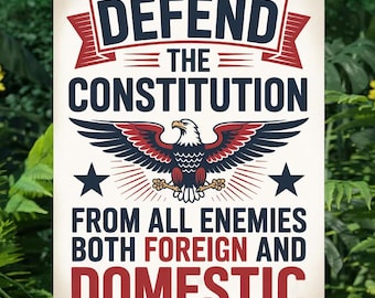 Könnte beinhalten: Ein rechteckiges Gartenschild mit den Worten "DEFEND THE CONSTITUTION" in Rot und Marineblau, mit einer Adlergrafik. Das Schild enthält auch den Text "FROM ALL ENEMIES BOTH FOREIGN AND DOMESTIC."