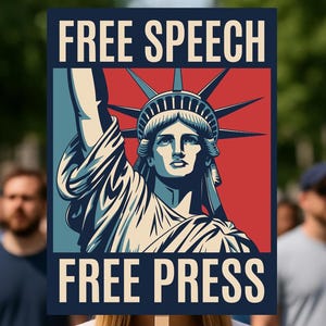 以下が含まれることがあります： 「FREE SPEECH」と「FREE PRESS」の文字が白で書かれた看板。青と白の自由の女神のイラストが、赤と青の背景に描かれています。看板は群衆の中で掲げられています。