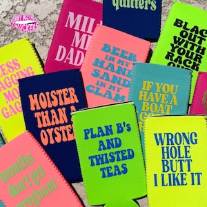 Peut inclure: Une collection de refroidisseurs de canettes en néoprène colorés avec diverses phrases humoristiques en typographie grasse, incluant des textes comme MOISTER THAN AN OYSTER, PLAN B'S AND TWISTED TEAS, WRONG HOLE BUTT I LIKE IT et BEER IN MY HAND SAND IN MY CLAM.
