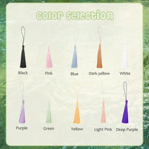 Op de afbeelding: Een afbeelding met een selectie van kwasten in diverse kleuren, waaronder zwart, roze, blauw, donkergeel, wit, paars, groen, geel, lichtroze en dieppaars. De tekst "color selection" staat bovenaan. Elke kwast heeft een lus.