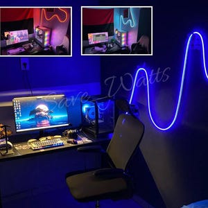 Könnte beinhalten: Ein Gaming-Setup mit Computer, Monitor, Tastatur und Maus. Das Computergehäuse hat farbenfrohe LED-Leuchten. Ein blaues Neonlicht dekoriert die Wand. Der Raum ist dunkel mit blauer Beleuchtung.