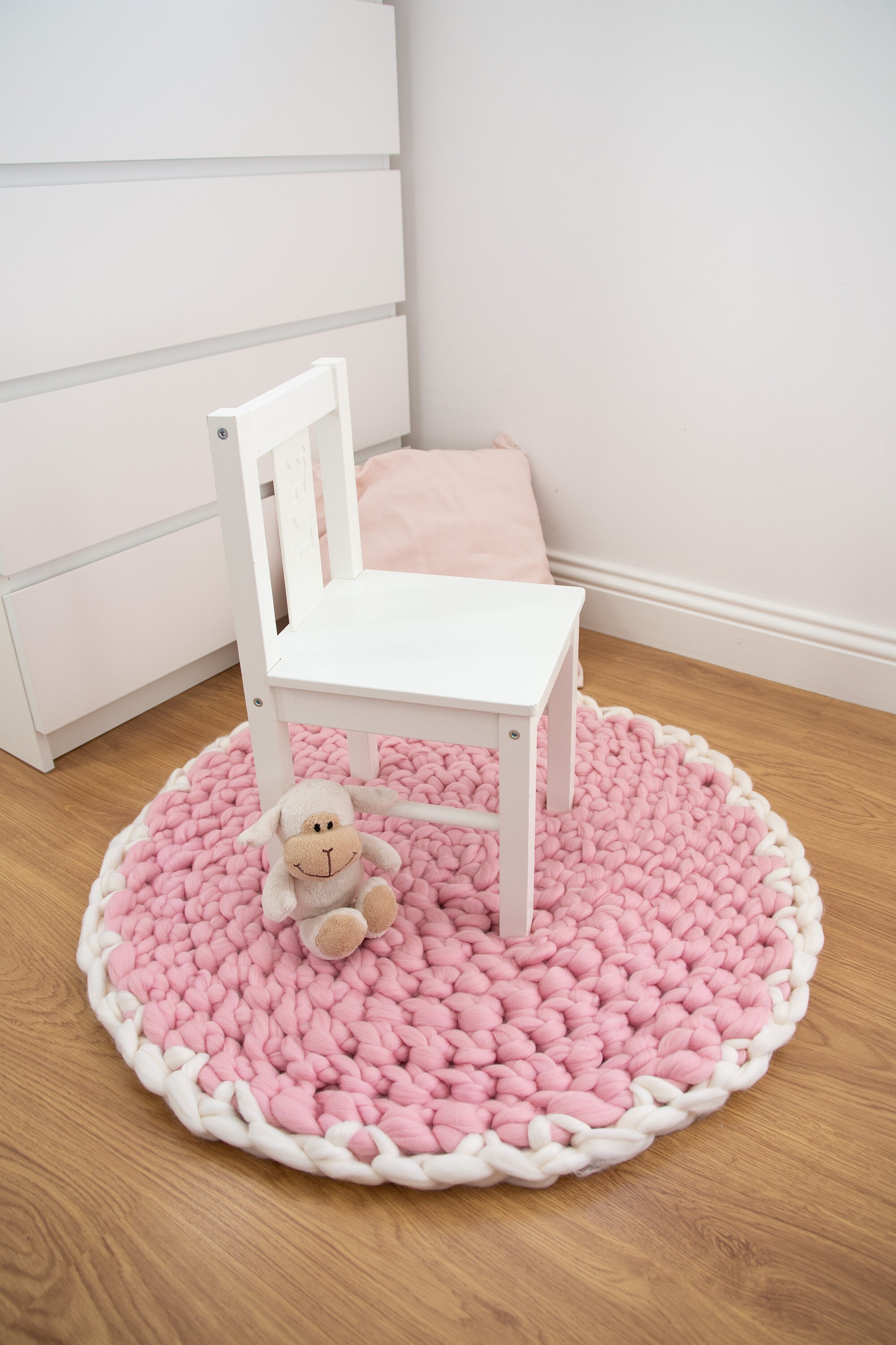 Nursery Rug. Floor Mat. Chunky Knit Round Rug with contrasting edge