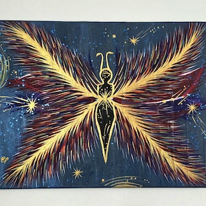 以下が含まれることがあります： 暗い青色の背景に、金、赤、青色の羽を持つ蝶の抽象画。 蝶の姿は黒で、金のアクセントが付いています。 このアートワークには星と天体のテーマが含まれています。