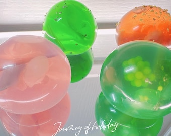 Palla antistress Zen Green Grape - Squishy di cristallo fatto a mano da 7 cm - Fidget di frutta estetica - Giocattolo antistress con regalo a sorpresa