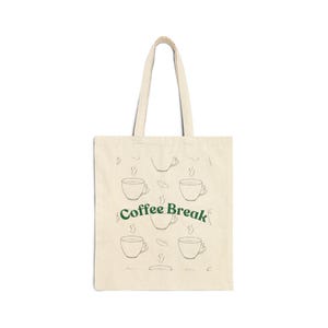 Puede incluir: Una bolsa de lona beige con el texto "Coffee Break" en verde y un patrón repetido de dibujos de contorno en blanco y negro de tazas de café con vapor.