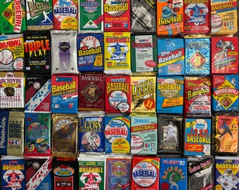 Puede incluir: Una colección de paquetes de cartas de béisbol vintage, con varias marcas y diseños. Los paquetes muestran colores y gráficos vibrantes, con jugadores de béisbol y logotipos de equipos. El surtido incluye paquetes de las décadas de 1980 y 1990.