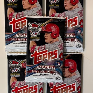 以下が含まれることがあります： Topps Baseball 2018 Series One のトレーディングカードの複数パック。各パックには、赤いヘルメットとジャージを着た野球選手がいます。パックは黒色で、赤と白のテキストで「Home Run Challenge」と「MLB」のロゴが含まれています。