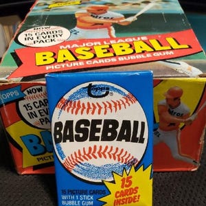 Una confezione di cera da baseball Topps del 1980