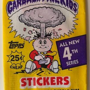 Può includere: Un pacchetto di adesivi Garbage Pail Kids giallo con un personaggio dei cartoni animati con la testa che esplode. Il pacchetto include il testo "ALL NEW 4TH SERIES" e "5 STICKERS • 1 STICK BUBBLE GUM". Il prezzo è di 25¢.