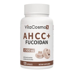 Pu&ograve; includere: Una bottiglia di plastica bianca di integratore alimentare Vita Cosmo X AHCC+ Fucoidan. L'etichetta include il testo "1500 MG", "120 Capsule" e un'immagine di due funghi. La bottiglia ha un tappo a vite bianco.
