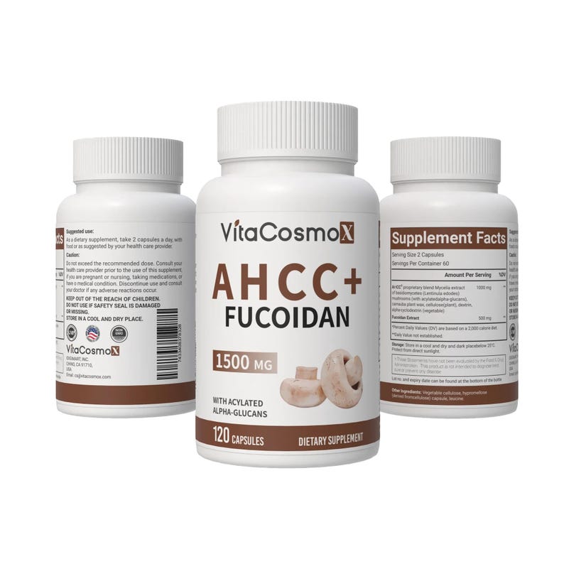 Pu&ograve; includere: Tre flaconi bianchi di integratori con coperchi bianchi. La bottiglia centrale mostra "VitaCosmoX AHCC+ FUCOIDAN 1500 MG" con un'immagine di funghi. Le bottiglie contengono 120 capsule e sono integratori alimentari.