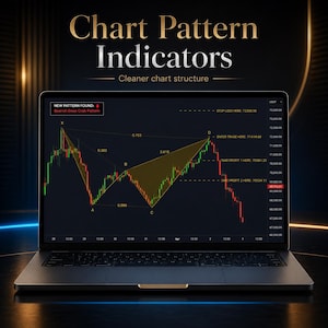 Może przedstawiać: Laptop wyświetla analizę wzorców wykresów z tekstem "Chart Pattern Indicators". Ekran pokazuje "Bearish Deep Crab Pattern" ze wskaźnikami handlowymi i danymi liczbowymi. Laptop znajduje się na ciemnej powierzchni z gradientowym złotym i niebieskim tłem.