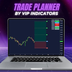 以下が含まれることがあります： 「TRADE PLANNER BY VIP INDICATORS」のテキストが表示された取引インターフェースを表示するシルバーのラップトップ。画面には、株価チャート、緑と赤のインジケーター、データテーブルが表示されています。背景は紫色のグラデーションです。