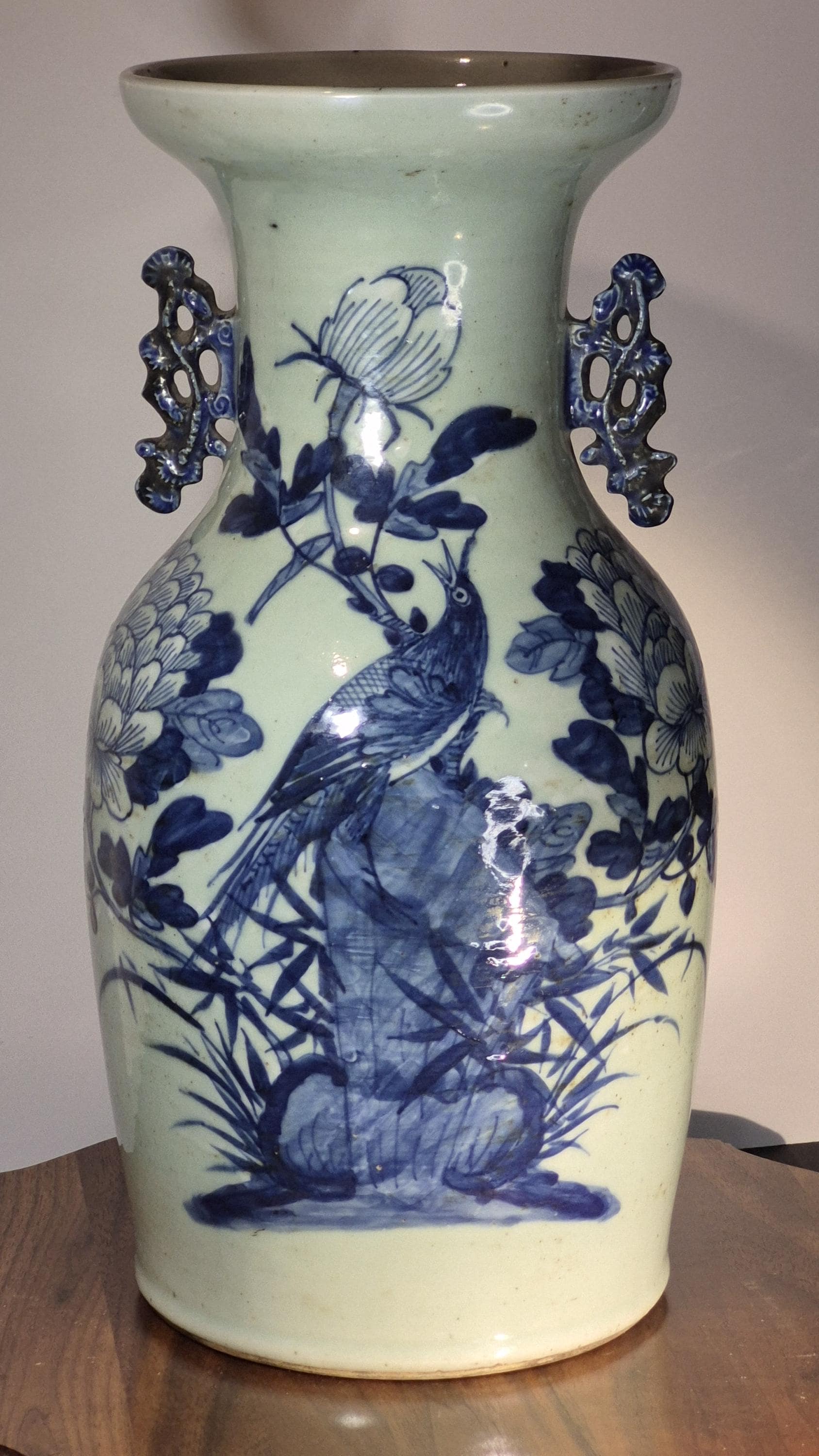 清朝時代のアンティーク青白磁花瓶 – 鳥と花のモチーフ、ピアス