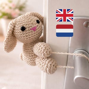 Op de afbeelding: Set van drie keramische mokken met een gespikkelde, matte afwerking. De mokken zijn in crème, lichtgrijs en donkergrijs. Elke mok heeft een eenvoudig, minimalistisch ontwerp, perfect voor koffie of thee.