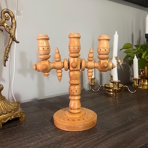 Vintage handgemaakte houten kandelaar | 3-armige houten kandelaar | Scandinavische volkskunstdecoratie