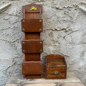 Portacorreos/facturas y caja de recetas de madera vintage, colgante con detalle de piña de latón, juego de 2