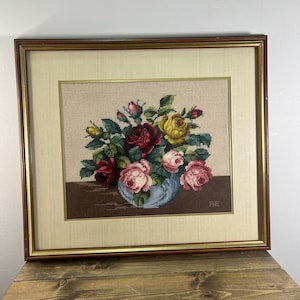 Broderie roses encadrées vintage : bouquet de fleurs dans un vase bleu (20 x 18 po.)