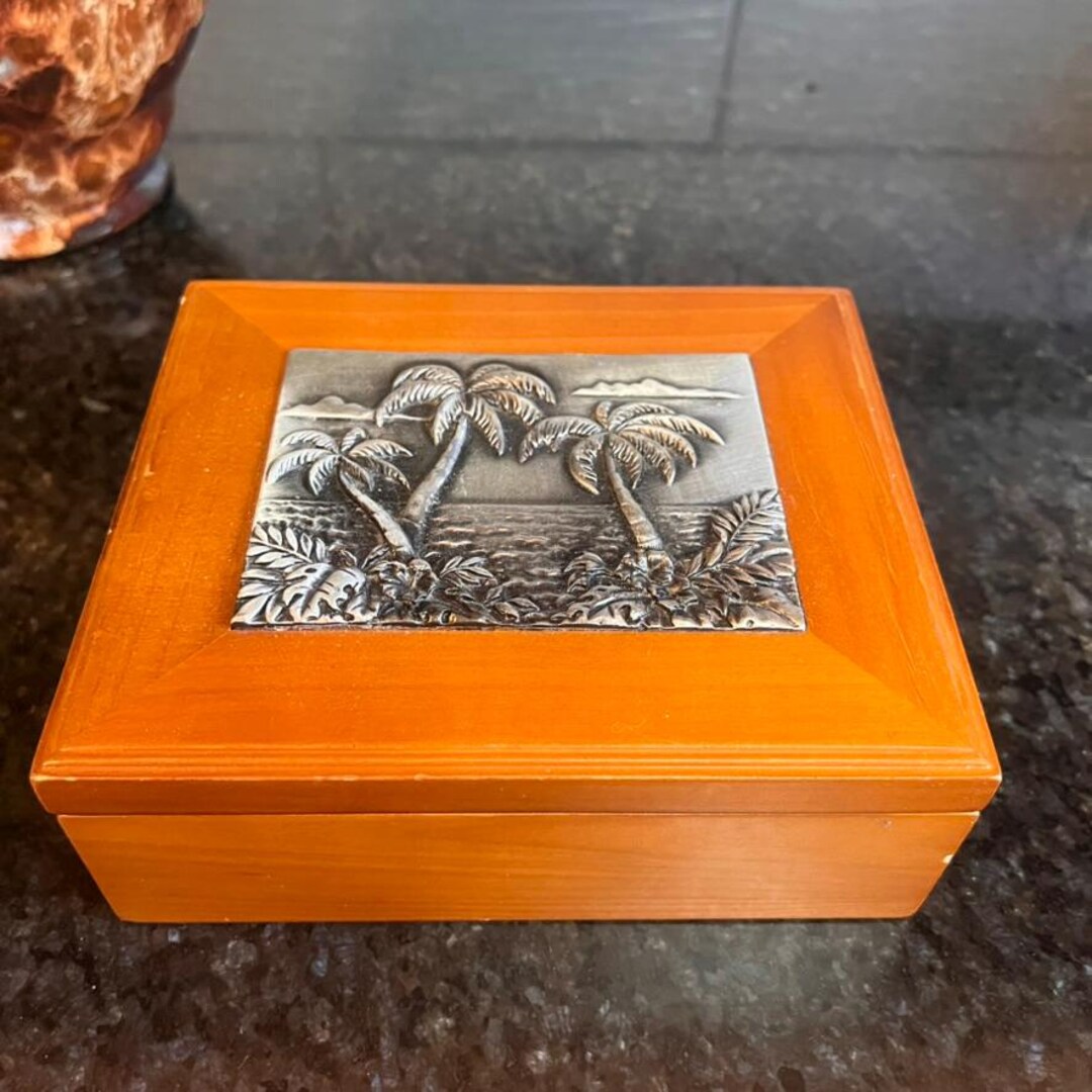 ヴィンテージの漆塗り木製ジュエリーボックス：銀のヤシの木の象嵌