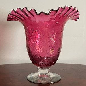 Jarrón vintage Blenko n.° 487 de vidrio soplado a mano con volantes, tallo rosa y transparente, de cristal craquelado, Pontil Mark, 19 cm de alto y 20 cm de ancho.