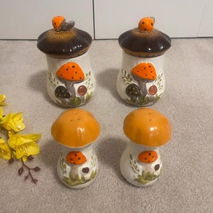 Set de Hongos Alegres / 2 Botes Pequeños de 19 cm + Salero y Pimentero / Decoración de Cocina Retro de los 70 / Seta Naranja de Cerámica