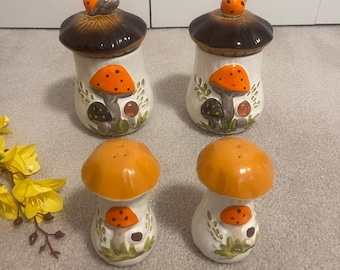 Juego de cocina Merry Mushroom de los años 70: botes y saleros y pimenteros