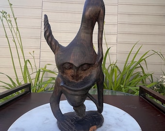 手彫りのマコンデ・シェタニ彫刻：アフリカの部族の木製の精霊像