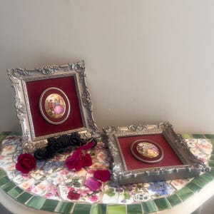 Vintage Fragonard Cameo Porzellan Roter Samt Wand Kunst Set | Rokoko Stil Französisch Romantisches Dekor