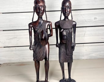 黒檀マサイ族男女像。 アフリカのマサイ族のカップルの立像。木彫りとビーズ細工で制作。黒檀