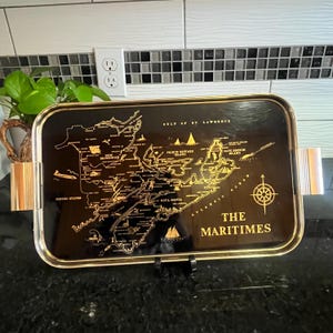Plateau vintage MCM Woodmet en or noir fabriqué en Angleterre, décoré d'une carte des provinces maritimes du Canada
