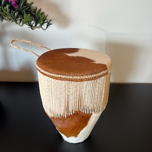 MCM Afrikanische Uganda Felltrommel mit Rassel 8 &quot;Hoch - Handgefertigtes afrikanisches braunes Fellleder Tribal-Musikinstrument