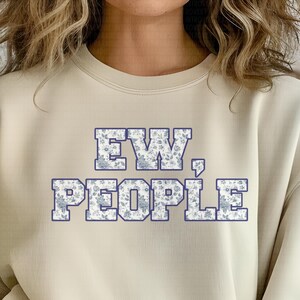 Ew People Varsity College Buchstabe Rundhals-Sweatshirt Toile de Jouy Shirt Benutzerdefinierte Varsity Text Geschenk für Introvertierter Blau und Weiß Chinoserie