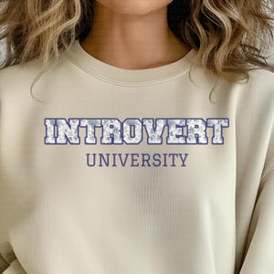 Introvert University Varsity College Letters Crewneck Sweatshirt, Camisa francesa Toile de Jouy, Presente de texto universitário Chinoserie azul elegante