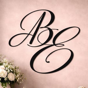 Anpassad metallväggskylt med initialer – Personlig monogrambokstäverdekor – Elegant väggkonst med manus